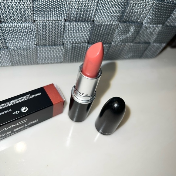 Mac Cosmetics Matte Lipstick Velvet Teddy New in box - Picture 4 of 5